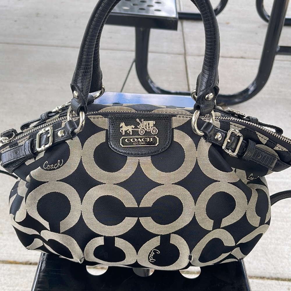 🤩 Gently used Authentic Coach shoulder bag